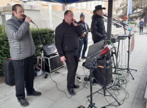 Kuva: Victory Tori Trio esiintyy kulttuuritalo Laikun etupihalla.